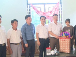 Hát Môn: Tặng quà trẻ em có hoàn cảnh khó khăn nhân dịp Tết Trung thu