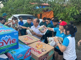 UBND phường Từ Liêm tổ chức cấp phát nhu yếu phẩm cho các hộ dân bị ngập sâu do ảnh hưởng của cơn bão số 10