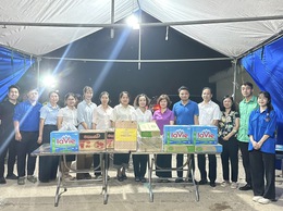 Lãnh đạo xã Thư Lâm thăm, động viên lực lượng làm nhiệm vụ ứng phó mưa lũ tại thôn Kim Tiên