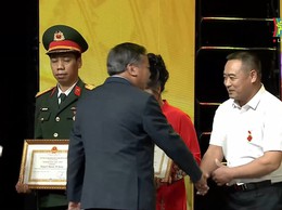 Ông Nguyễn Trọng Hiến - Hội viên nông dân Thôn 3, xã Bất Bạt nhận danh hiệu 