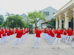 Hội Người cao tuổi khu vực thị trấn Phúc Thọ (cũ) sôi nổi giao lưu dân vũ kỷ niệm Ngày Giải phóng Thủ đô và Ngày Quốc tế Người cao tuổi Việt Nam
