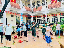 LỰC LƯỢNG ĐỊA PHƯƠNG CHUNG TAY VỆ SINH MÔI TRƯỜNG SAU MƯA NGẬP