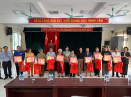 Chủ tịch UB MTTQ Việt Nam Thành phố Hà Nội thăm hỏi, tặng quà người dân phường Tây Mỗ bị ảnh hưởng do mưa bão