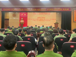 Khai mạc lớp tập huấn điều lệnh, quân sự, võ thuật Công an Nhân dân năm 2025
