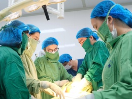 Bệnh viện Phụ sản Hà Nội phẫu thuật thành công cho sản phụ 115 kg mang thai bằng IVF, rau tiền đạo trung tâm và tiền sản giật nặng