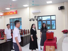 Đồng chí Trần Thị Thu Hằng – Ủy viên Ban Thường vụ Đảng ủy, Phó Chủ tịch Thường trực UBND xã Phú Nghĩa kiểm tra công tác chuẩn bị bầu cử Trưởng thôn trên địa bàn xã