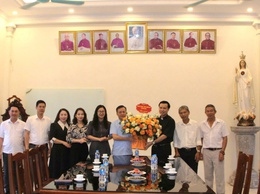 Lãnh đạo xã Phú Nghĩa thăm, tặng hoa chúc mừng Linh mục Phan xi cô Xa-vi-ê Nguyễn Quốc Huy được Tổng Giáo phận Hà Nội bổ nhiệm làm Chính xứ Giáo xứ Yên Kiện