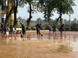 TRUNG GIÃ: HUY ĐỘNG GẦN 800 CÁN BỘ, CHIẾN SỸ, ĐOÀN VIÊN, HỘI VIÊN GIÚP DÂN VỆ SINH MÔI TRƯỜNG SAU LŨ