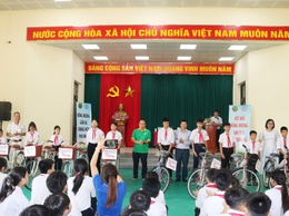 Hội đồng hương Chương Mỹ - Học tại trường Đại học nông nghiệp I trao tặng quà cho học sinh có hoàn cảnh khó khăn tại trường THCS Đồng Lạc