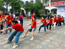 Các vận động viên phường Tây Tựu sôi nổi tham gia thi đấu môn kéo co