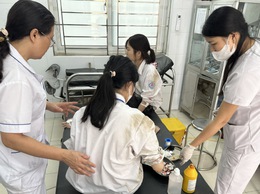 NGƯỜI CỰU CHIẾN BINH GƯƠNG MẪU KỊP THỜI CỨU GIÚP HAI HỌC SINH GẶP TAI NẠN GIAO THÔNG