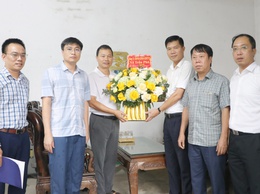Đảng ủy, HĐND, UBND, UBMTTQ Việt Nam xã Trần Phú thăm và tặng hoa chúc mừng doanh nhân tiêu biểu trên địa bàn