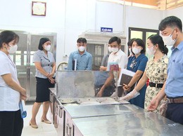 Đoàn giám sát của HĐND xã tiến hành giám sát công tác tổ chức ăn bán trú tại Trường Tiểu học Võng Xuyên A