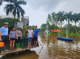 Cả hệ thống chính trị xã Quang Minh vào cuộc hỗ trợ người dân vùng ngập