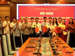 UBND xã Mỹ Đức công bố và trao các Quyết định bổ nhiệm chức vụ lãnh đạo quản lý các phòng chuyên môn
