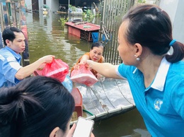 Sẻ chia yêu thương, chung tay giúp dân vùng ngập vượt qua khó khăn