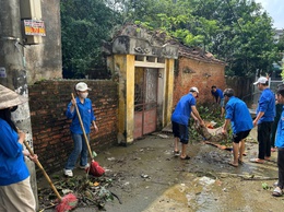 Xã Quang Minh triển khai đồng bộ công tác vệ sinh môi trường, khử khuẩn sau ngập lụt