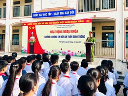 Công an xã Phú Nghĩa tuyên truyền an toàn giao thông cho học sinh Trường THCS Phú Nghĩa