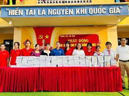 Nối dài vòng tay yêu thương - Thầy và trò trường THCS Tam Hưng quyên góp ủng hộ học sinh vùng thiên tai