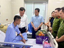 THĂM, ĐỘNG VIÊN CHIẾN SỸ CẢNH SÁT PHÒNG CHÁY, CHỮA CHÁY BỊ THƯƠNG TRONG KHI LÀM NHIỆM VỤ