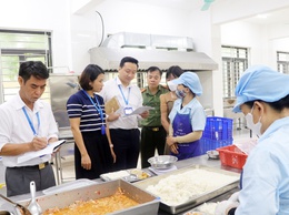 Đoàn liên ngành xã Trần Phú kiểm tra công tác an toàn thực phẩm bữa ăn bán trú tại các trường trên địa bàn