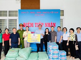 Phường Đống Đa trao quà ủng hộ người dân các xã bị ngập lụt tại Hà Nội