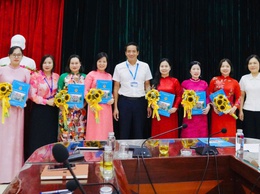 UBND phường Long Biên công bố Quyết định bổ nhiệm lại viên chức quản lý trường học