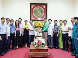 Các đồng chí lãnh đạo xã Xuân Mai tặng hoa chúc mừng kỷ niệm 95 năm ngày thành lập Hội nông dân Việt Nam (14/10/1930 – 14/10/2025)