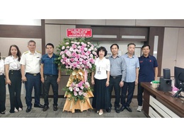Thường trực Đảng ủy phường Bồ Đề chúc mừng các doanh nghiệp trên địa bàn nhân ngày Doanh nhân Việt Nam 13/10