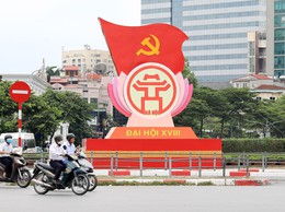 Đường phố rực rỡ cờ hoa chào mừng Đại hội đại biểu Đảng bộ TP Hà Nội lần thứ XVIII