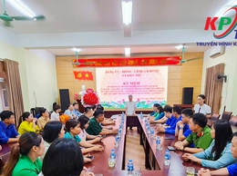 Các đồng chí lãnh đạo thường trực Đảng uỷ- HĐND-UBND, UB MTTQ xã Kiều Phú chúc mừng Nhân ngày kỷ niệm của các Đoàn thể chính trị xã hội