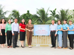 Chi hội Phụ nữ thôn Quảng Yên gắn biển công trình 