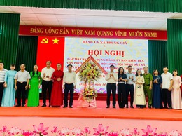 TRUNG GIÃ: GẶP MẶT KỶ NIỆM NGÀY TRUYỀN THỐNG CÁC NGÀNH XÂY DỰNG ĐẢNG VÀ TRAO QUYẾT ĐỊNH CHỈ ĐỊNH BAN CHẤP HÀNH ĐẢNG BỘ XÃ