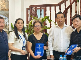 Lãnh đạo Sở Y tế thăm, động viên, hỗ trợ gia đình nạn nhân trong vụ cháy tại phường Văn Miếu - Quốc Tử Giám