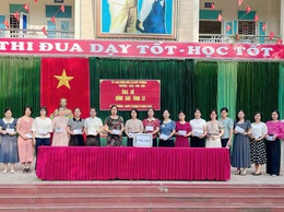 Trường THCS Kim Sơn trao quà tại Trường THCS Kha Sơn (Thái Nguyên)
