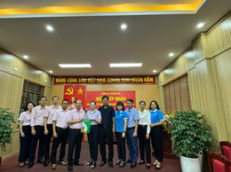 Ngân hàng Chính sách xã hội Thành phố Hà Nội chia sẻ khó khăn với người dân trên địa bàn xã Trung Giã, Đa Phúc trong đợt lũ vừa qua.