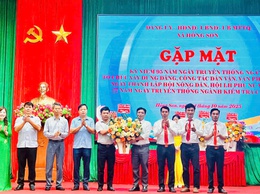 Lãnh đạo Hội Nông dân xã Hồng Sơn chúc mừng các Chi hội nhân kỷ niệm 95 năm Ngày thành lập Hội Nông dân Việt Nam