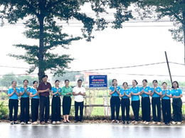 Hội Liên hiệp phụ nữ xã gắn biển công trình 