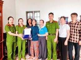 Chi hội Phụ nữ và Chi Đoàn Thanh niên Công an xã Phú Nghĩa thăm, tặng quà các hộ gia đình có hoàn cảnh khó khăn