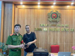 Công an phường Đống Đa trao trả lại tài sản cho công dân 