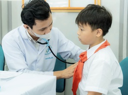 Bệnh viện Nhi Hà Nội khám sức khỏe học đường cho 2000 học sinh
