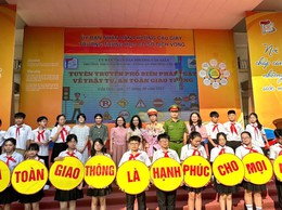 Công an phường Cầu Giấy tổ chức ngoại khóa tuyên tuyền pháp luật về trật tự an toàn giao thông cho học sinh trường THCS Dịch Vọng