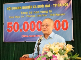 Hội Doanh nghiệp xã Suối Hai thăm và trao quà hỗ trợ cho nhân dân vùng lũ tỉnh Thái Nguyên.
