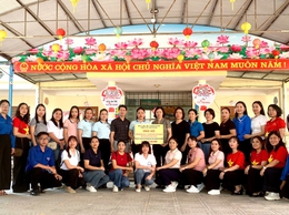 Phường Tây Tựu trao hỗ trợ cho các trường học bị ảnh hưởng do bão, lũ tại phường Phan Đình Phùng, Tỉnh Thái Nguyên