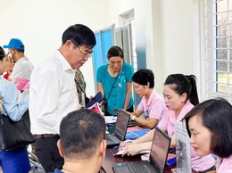 Phường Tây Tựu hỗ trợ, hướng dẫn người dân miễn phí kê khai, nộp hồ sơ TTHC