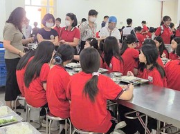 KIỂM TRA CÔNG TÁC TỔ CHỨC BỮA ĂN BÁN TRÚ, ĐẢM BẢO ĐIỀU KIỆN AN TOÀN THỰC PHẨM TẠI TRƯỜNG HỌC