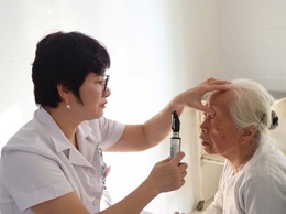 BVĐK Ba Vì khám, cấp thuốc miễn phí và tặng quà cho gần 300 người cao tuổi