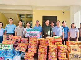 Đoàn công tác phường Phú Lương trực tiếp trao 500 triệu đồng hỗ trợ đồng bào tại Bắc Ninh và Thái Nguyên