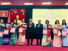 XÃ THANH TRÌ GẶP MẶT NỮ CÁN BỘ, VIÊN CHỨC, NGƯỜI LAO ĐỘNG NHÂN NGÀY 20/10: KHẲNG ĐỊNH VAI TRÒ NGƯỜI PHỤ NỮ TRONG HỆ THỐNG CHÍNH TRỊ