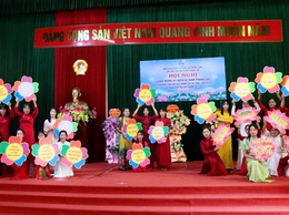 Chi hội phụ nữ cụm Phùng Xá, xã Hồng Sơn sân khấu hoá các tiết mục văn nghệ tái hiện lại truyền thống vẻ vang của Hội Liên hiệp Phụ nữ Việt Nam qua các thời kỳ